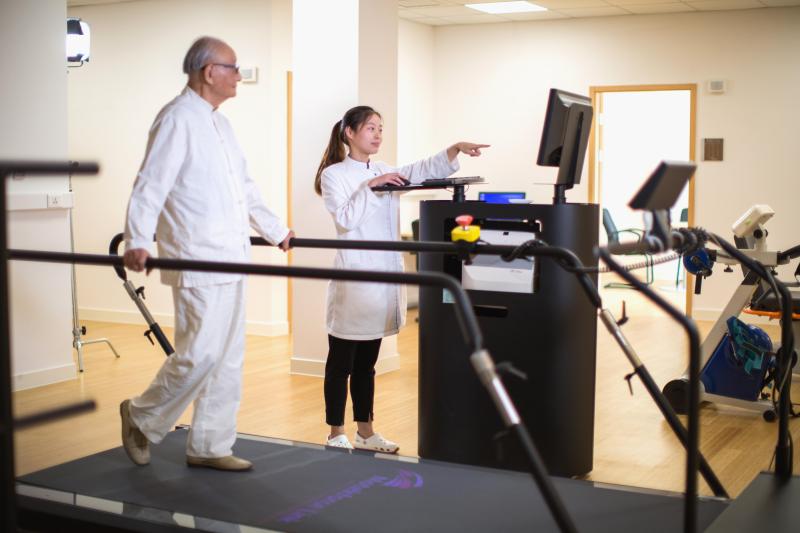 Balancing non-drug therapies, rehabilitation and medical care, image 3 of 4