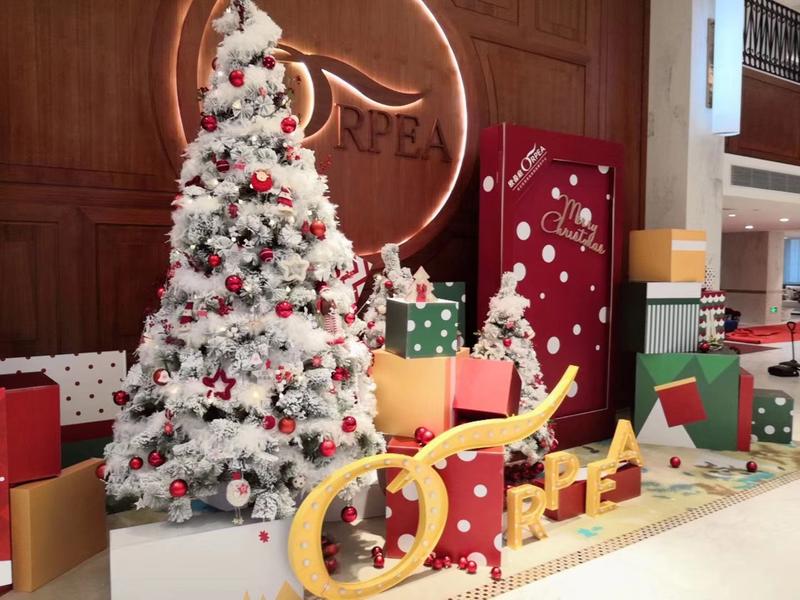Do people enjoy celebrating Christmas in China?, image 2 of 4