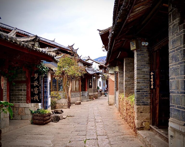An incomplete snapshot of typical architecture in Lijiang when it is not overcrowded with tourists, image 1