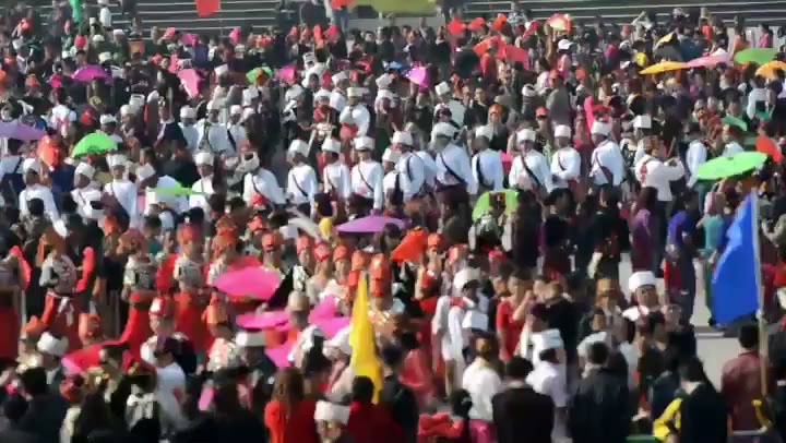 🎞🇨🇳 Back to when social distancing didn’t exist. Jingpo dancers, from different tribes, each of them recognisable by their different headgear, attending the Munao celebration in Dehong, Yunnan province. These dances gather more than 10,000 people and last for hours everyday, during 4 days.…