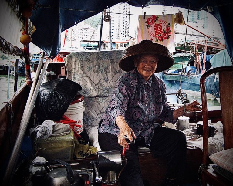 Hong Kong, Aberdeen, in a sampan, this flat-bottomed fishermen’s boat from China and Southeast Asia, image 1