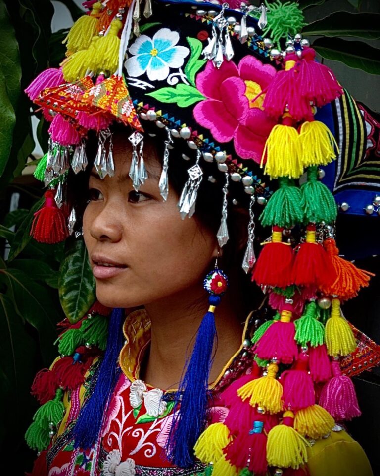 Flowers again! Yi lady from Chuxiong, a few kilometres north to Kunming