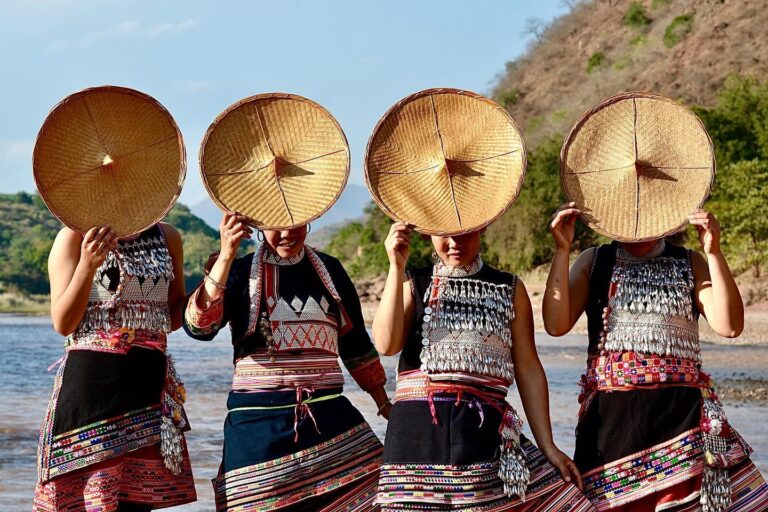 Women from the "flower-waisted" Dai ethnic minority