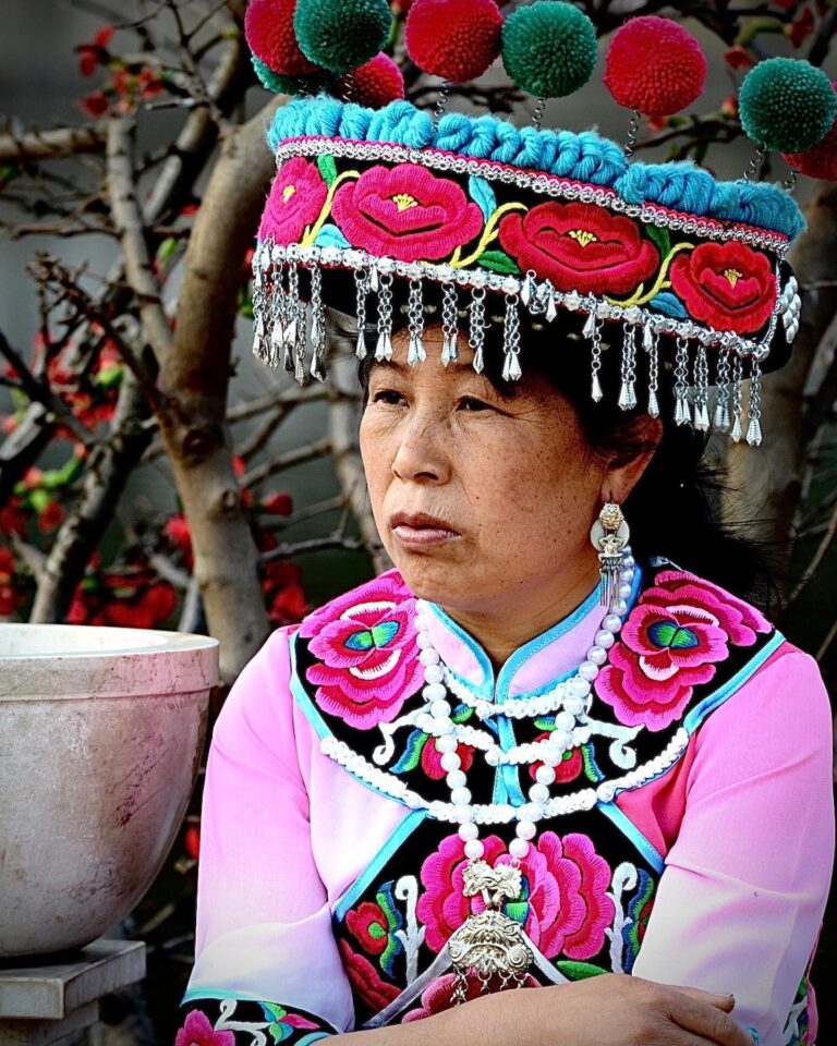 Flowers again! Yi women contemplating the sunset light over the Green Lake, image 1