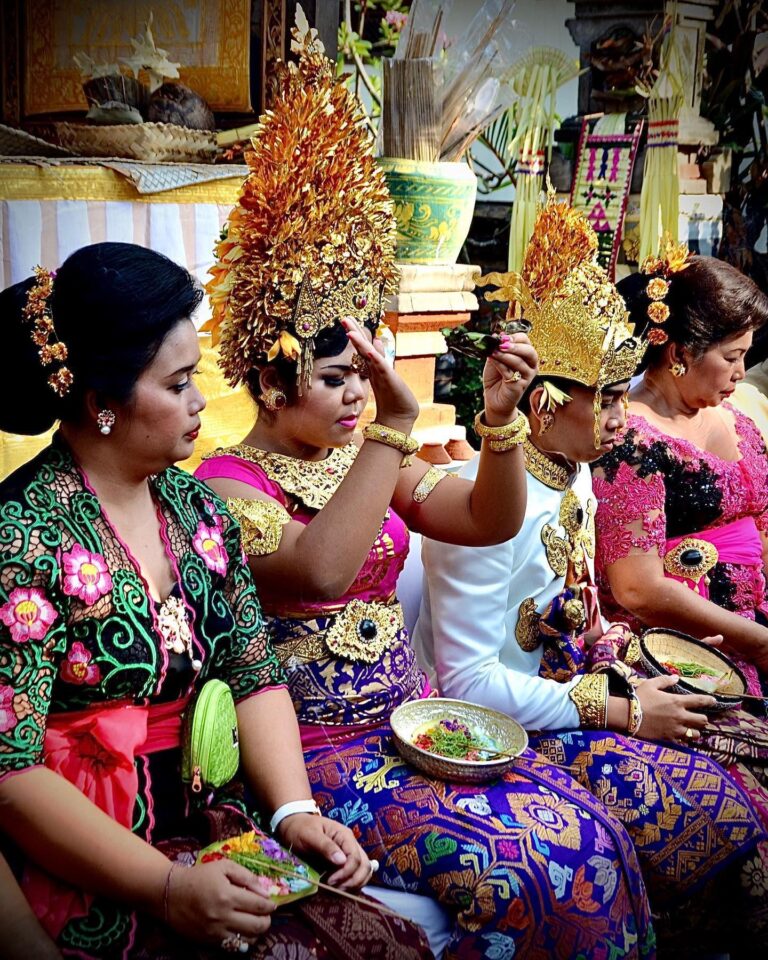 Praying to the gods after they have had their teeth filed, image 1