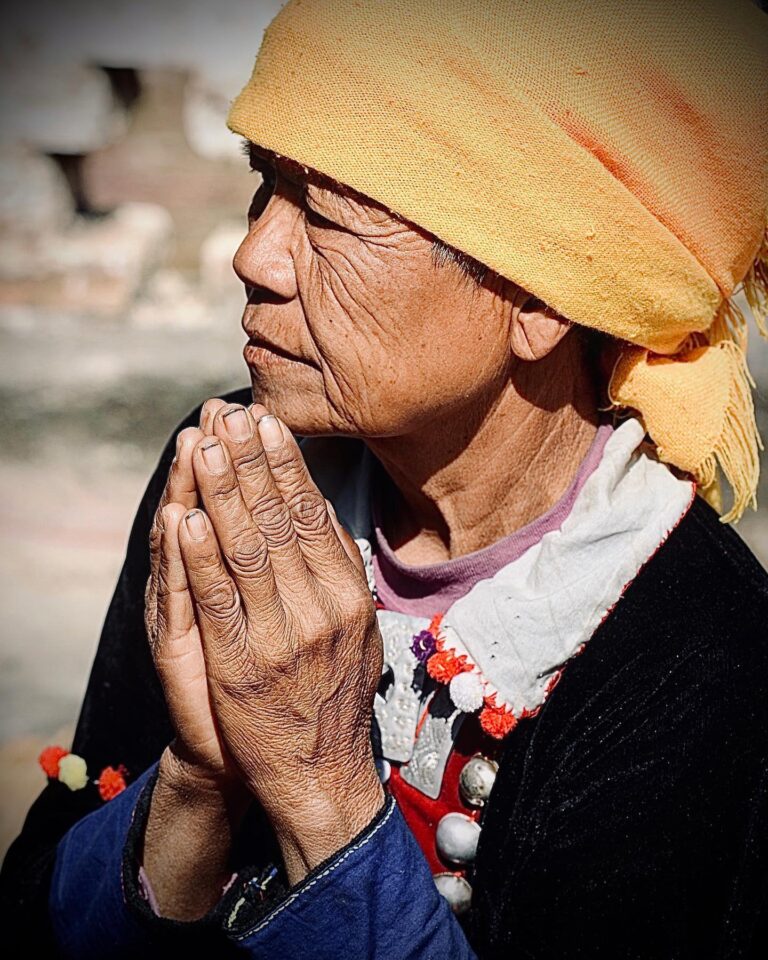 De’ang women probably praying for a better world.🖤, image 1