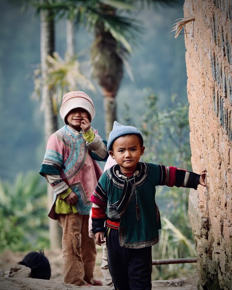 Hani kids from Honghe prefecture, in Yunnan, image 1