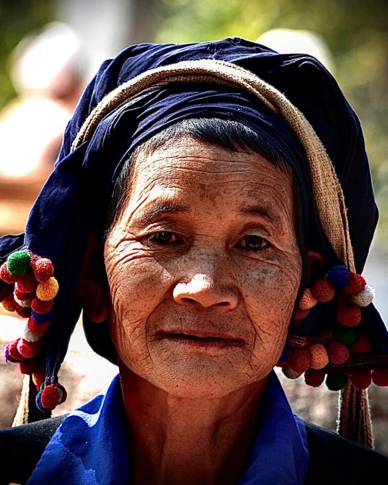 Reciprocal contemplation with a De’ang woman, at the Ganba ceremony