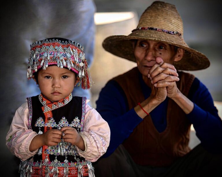 Grand-pa and grand-daughter from the "flower-waisted" Dai ethnic minority