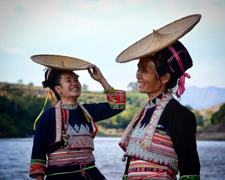 Back to Yunnan, with a big smile, with these women from the "flower-waisted" Dai ethnic minority
