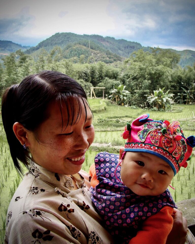 Mother and kid from the Dong ethnic minority
