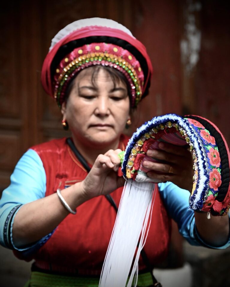 Hatmaker from the Bai ethnic minority, in Dali, Yunnan, image 1