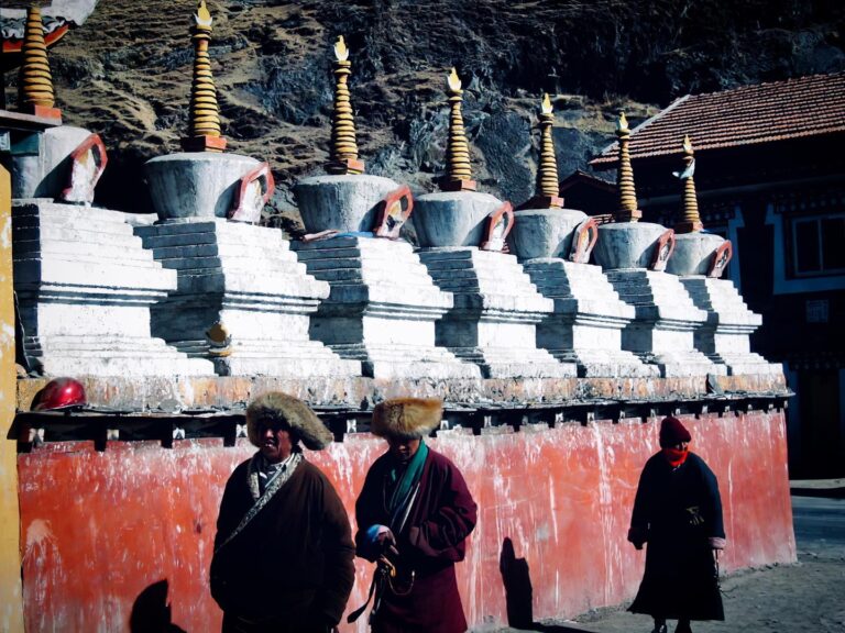 Tibetan believers going to the Temple, in Tagong, Sichuan
