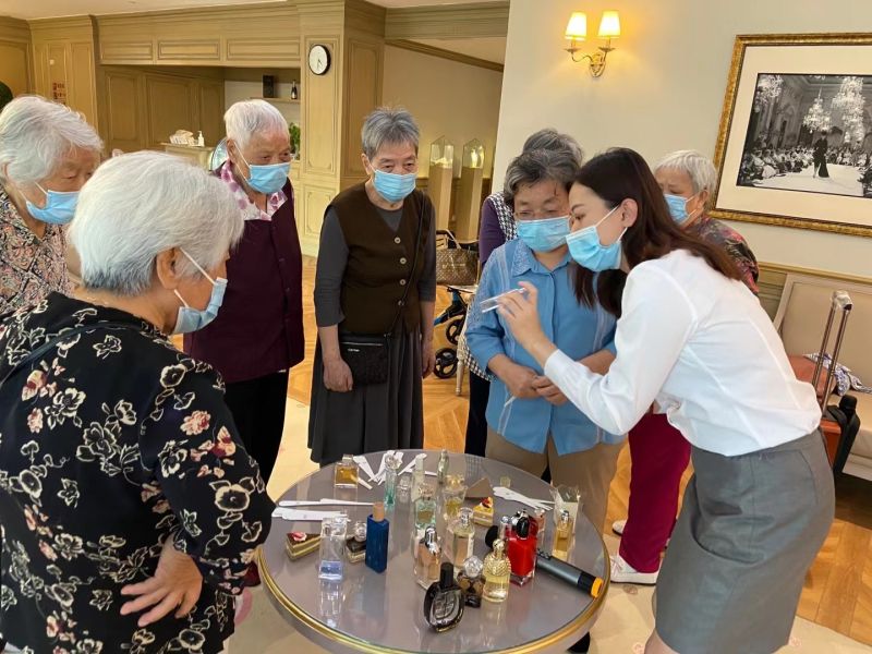 Perfume making, sensory stimulation and lifelong learning, image 3 of 4