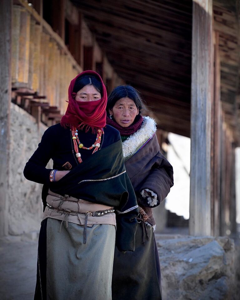 Tibetan women after spinning prayer wheels around the Langmu Monastery (སྟག་ཚང་ལྷ་མོ་ 郎木寺), Gansu, China