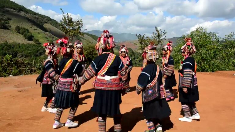 🇨🇳🎥🎼 Songs and dances by women from the “sharp-headed” Akha tribe, from Menglian, in Yunnan, bordering Myanmar. On this day of the Hani new year, everybody in the village was wearing their traditional outfit. The deal was that I would be allowed to take…