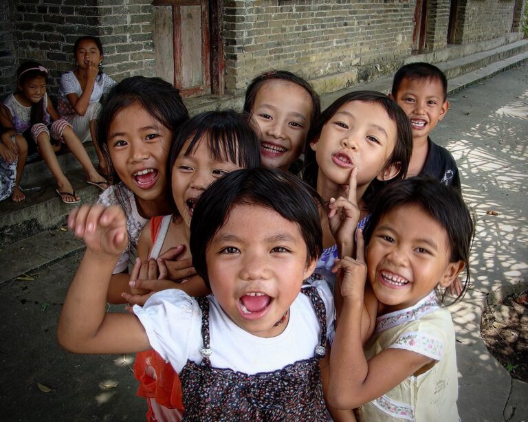 "Let's take down the patriarchy!" with these young Dai girls from Lincang, in Yunnan