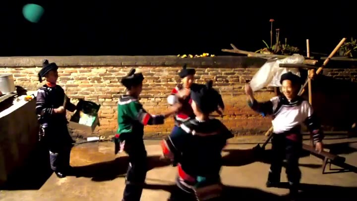 🇨🇳🎥🎼 Yi women from Honghe, Yunnan, dancing together after dinner. These high-pitched songs are typical of the Yi people in Yunnan. I love the simple drum: a small branch and a cardboard box. The Yi people, also known as Lolo or Nuosu, are one…