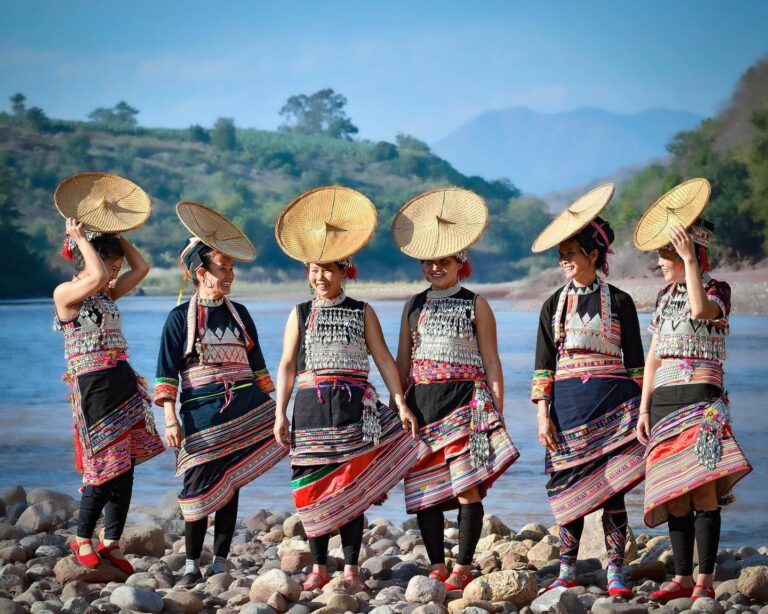 They make me think of portable satellite dishes🛰…This is how the flower-waisted Dai wear their straw hats:…