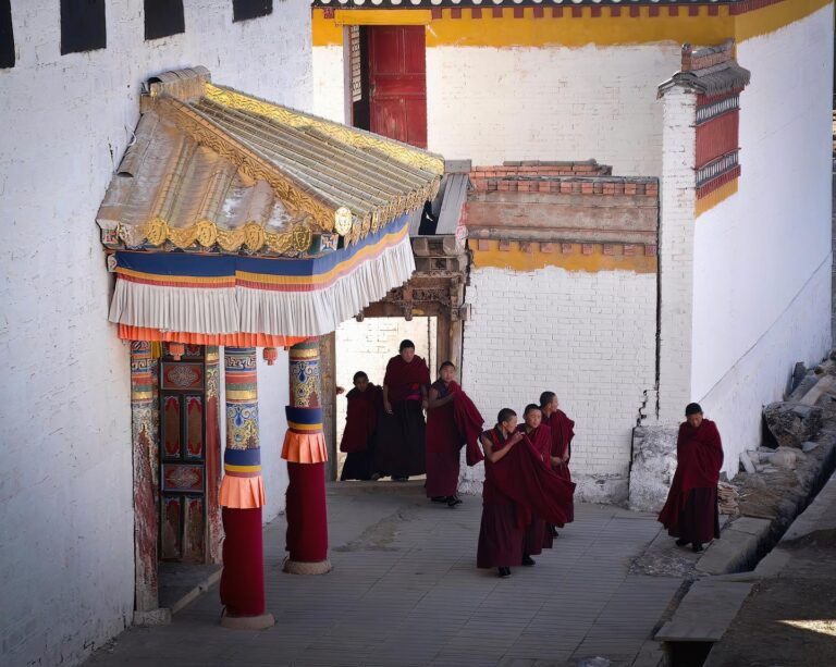 Tibetan student-monks after the prayer, at the Sertri Monastery (Langmusi སྟག་ཚང་ལྷ་མོ་ 郎木寺), Gansu, China