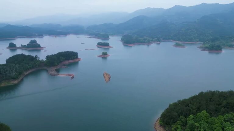 🇨🇳Qiandaohu: a large man-made reservoir located in the Zhejiang Province of China, near the city of Hangzhou. It was created in 1959 as a result of the construction of a River Dam. The name « Qiandaohu » translates to « Lake of a Thousand…