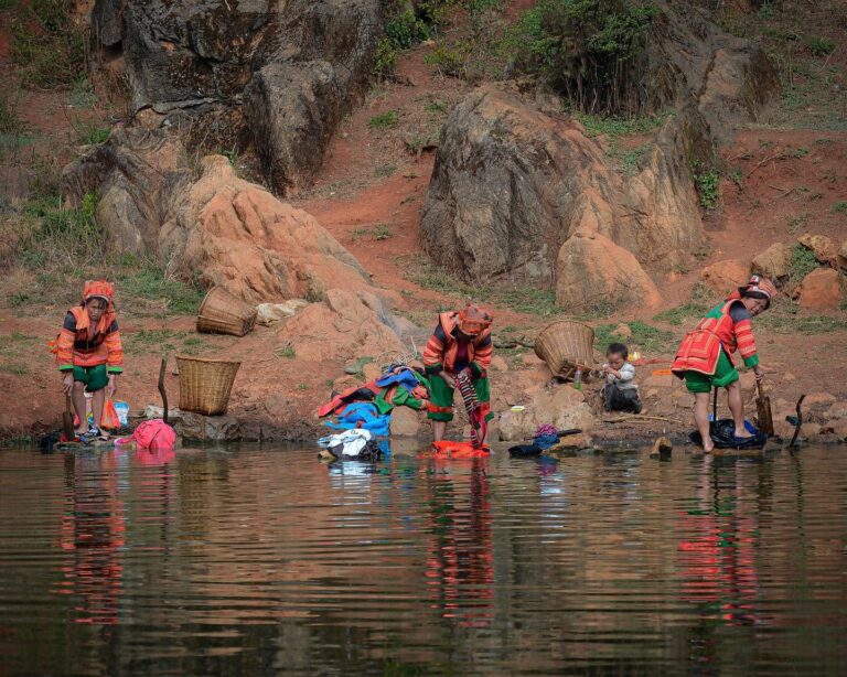 Laundry time for these women from the "Pu", or "Pula", branch of the Yi people, from Yunnan's Honghe prefecture, image 1