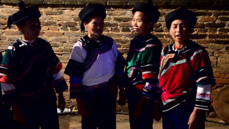 🇨🇳🎥🎼 Yi women from Honghe, Yunnan, singing together after dinner. These high-pitched songs are typical of the Yi people in Yunnan. The lyrics mean something like « My dear friends, wherever you are, please sing everyday, enjoy yourselves everyday! Wherever you are, don’t forget…