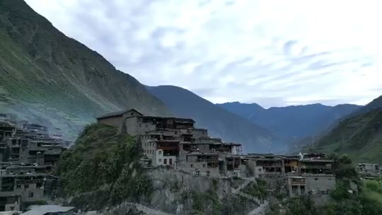 🇨🇳 I recently visited Eya, a secluded village nestled in the mountains of south Sichuan, close to the borders of Tibet and Yunnan. Eya is populated by the Nakhi ethnic group, also known as Naxi. What makes Eya unique is that it remained isolated…