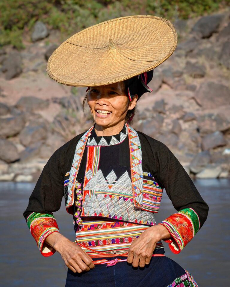 It’s been some time since I last shared images of women from the “Flower-waist” branch of the Dai ethnic group