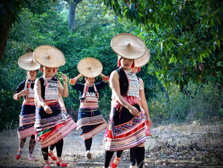 Women from the “flower-waist” branch of the Dai people on their way to the river