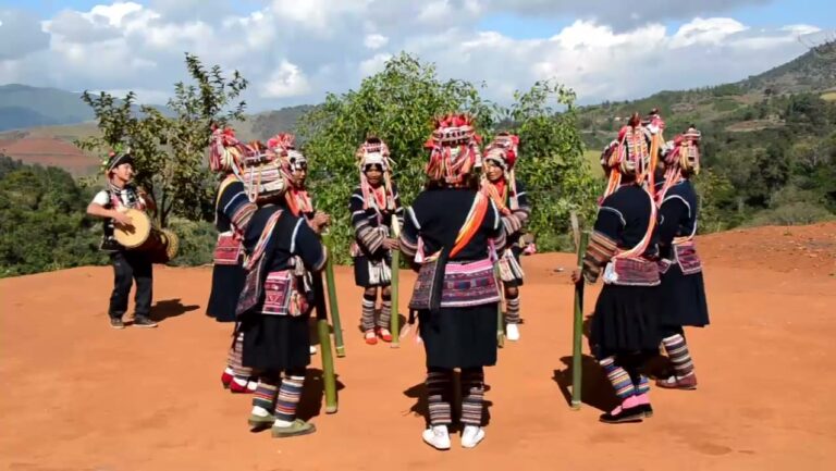 🇨🇳🎥🎵More scenes from the “sharp-headed” Akha tribe near Menglian in Yunnan, bordering Myanmar. This song and dance, during which large bamboo sticks are hit on the ground as percussion instruments, seem to be very popular across Akha tribes. I have seen it in other…