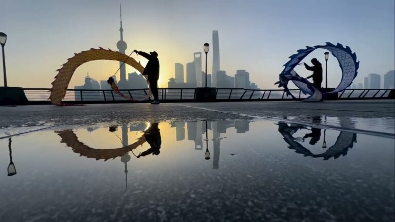 🇨🇳🎥The reward when you wake up at 5am in Shanghai: the Yin and Yang of the Morning Dragon, on the Bund, with the iconic view of the Pudong Business District skyline.
