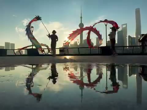 🇨🇳🎥 As far as I’m concerned, I’m never tired of this: The reward when you wake up at 5am in Shanghai. Dragon Kite dance practice on the Bund, with the iconic view of the Pudong Business District skyline.