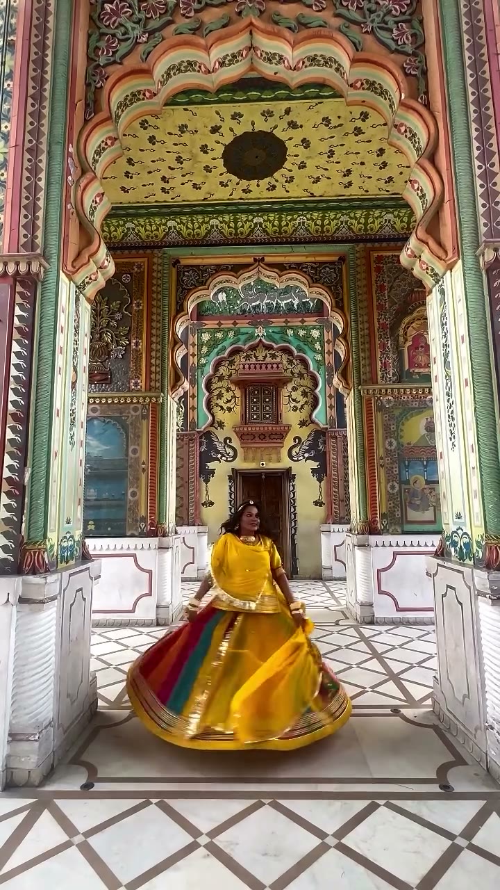 🇮🇳 Kaleidoscope of beauty and colors at the Patrika Gate, Jaipur, Rajasthan. Thanks to [Instagram: @kalpanachandelkps](https://www.instagram.com/kalpanachandelkps/) for beautifully stepping in as my improvised model. Rajasthan, meaning « Land of Kings, » is India’s largest state by area, known for its arid landscapes, historic forts,…